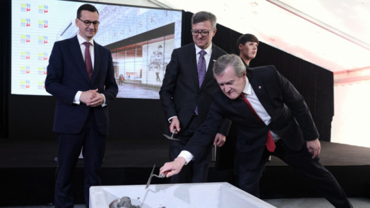 Wicepremier, minister kultury Piotr Gliński (P), premier Mateusz Morawiecki (L) i dyrektor Muzeum Historii Polski Robert Kostro (C) podczas uroczystości podpisania aktu erekcyjnego i wmurowania kamienia węgielnego pod budowę Muzeum Historii Polski na terenie Cytadeli Warszawskiej. Warszawa, 11.10.2018. Fot. PAP/T. Gzell