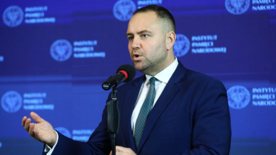 Warszawa, 12.12.2022. Prezes Instytutu Pamięci Narodowej Karol Nawrocki podczas konferencji prasowej w Centralnym Przystanku Historia IPN im. Janusza Kurtyki w Warszawie. Tematem spotkania były działania IPN związane z pociągnięciem do odpowiedzialności karnej osób odpowiedzialnych za zbrodnie sądowe stanu wojennego. Fot. PAP/R. Guz 