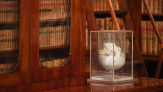 Szklana urna z prochami książek z Biblioteki Narodowej spalonych przez Niemców po upadku Powstania Warszawskiego. Symbolizuje ona wszystkie straty dóbr kultury polskiej w latach 1939–1945. Fot. PAP/R. Pietruszka