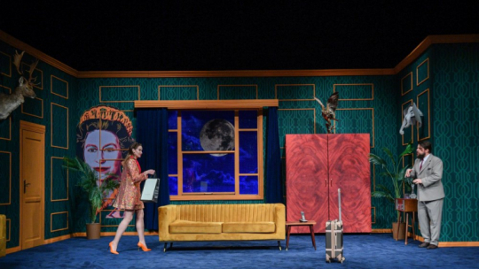 Aktorzy Katarzyna Dorosińska (L) jako Pamela i Michał Węgrzyński (P) jako George Pigden podczas próby medialnej spektaklu pt. „Okno na parlament” Raya Conneya w reżyserii Jarosława Tumidajskiego Teatrze Powszechnym im. Jana Kochanowskiego w Radomiu. Fot. PAP/P. Polak