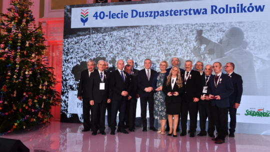 Szefowa Kancelarii Prezydenta RP Grażyna Ignaczak-Bandych (8P), wiceprezes Instytutu Pamięci Narodowej Mateusz Szpytma (7P) oraz wicepremier, minister rolnictwa i rozwoju wsi Henryk Kowalczyk (7L) razem z odznaczonymi Krzyżem Wolności i Solidarności w Narodowym Instytucie Kultury i Dziedzictwa Wsi. Warszawa, 02.12.2022. Fot. PAP/P. Nowak