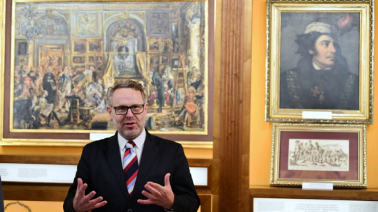 Dyrektor Muzeum Narodowego w Gdańsku Jacek Friedrich na inauguracji w Muzeum Hymnu Narodowego, zamiejscowego oddziału placówki w Będominie. 10.03.2022. Fot. PAP/A. Warżawa