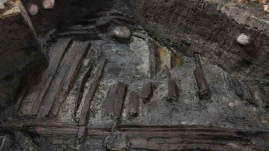 Gdańsk, 20.12.2022. Fragment wzmocnienia wału obronnego z około 930 r, 20 bm. w Gdańsku. Odkrycia dokonano pod podłogą dawnego pomieszczenia miejskiego magistratu. Fot. PAP/A. Warżawa 