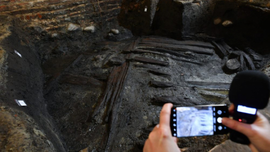 Fragment wzmocnienia wału obronnego z około 930 r. w Gdańsku. Odkrycia dokonano pod podłogą dawnego pomieszczenia miejskiego magistratu. Gdańsk, 20.12.2022. Fot. PAP/A. Warżawa