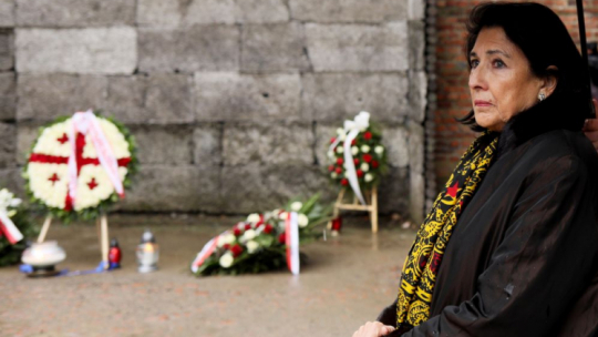 Oświęcim, 06.12.2022. Prezydent Gruzji Salome Zurabiszwili podczas wizyty w Miejscu Pamięci i Muzeum Auschwitz w Oświęcimiu, podczas upamiętnienia 80. rocznicy śmierci świętego Grzegorza Peradze. Fot. PAP/T. Wiktor 