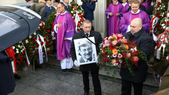 Warszawa, 21.12.2022. Uroczystości pogrzebowe gen. Mirosława Hermaszewskiego – wymarsz konduktu żałobnego po mszy świętej w Katedrze Polowej Wojska Polskiego w Warszawie. Pierwszy i jedyny polski kosmonauta zmarł 12 grudnia br. w wieku 81 lat. Uroczystości mają charakter państwowy. Fot. PAP/R. Guz 