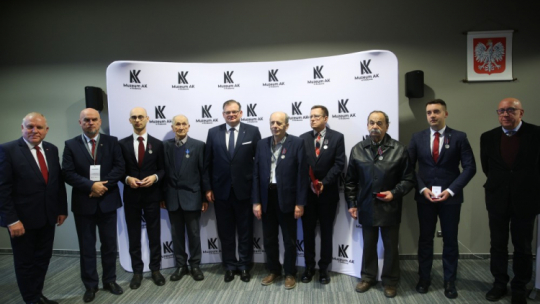 Szef Urzędu do Spraw Kombatantów i Osób Represjonowanych Jan Józef Kasprzyk (C) wśród osób uhonorowanych Medalami Stulecia Odzyskanej Niepodległości, a także Medalami „Pro Bono Poloniae” i „Pro Patria”. Kraków, 02.12.2022. Fot. PAP/Ł. Gągulski