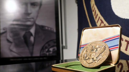 Odznaczenie Distinguished Intelligence Medal, którym gen. Ryszard Kukliński został uhonorowany w USA przez CIA na wystawie z okazji 18. rocznicy śmierci oficera w Izbie Pamięci Generała Kuklińskiego w Warszawie. 11.02.2022. Fot. PAP/T. Gzell