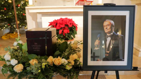 Warszawa, 27.12.2022. Msza pogrzebowa w intencji zmarłego dziennikarza Polskiego Radia Andrzeja Matula w Kościele Środowisk Twórczych na Placu Teatralnym w Warszawie. Fot.  PAP/A. Zawada 
