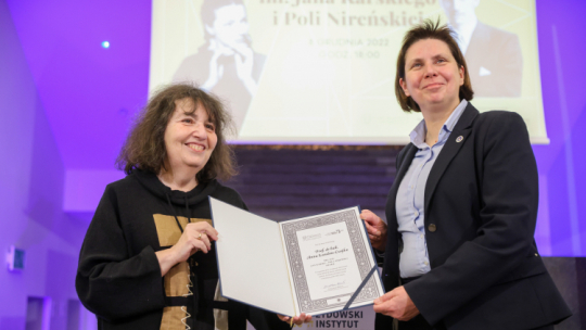  Dyrektor Żydowskiego Instytutu Historycznego Monika Krawczyk (P) oraz laureatka wyróżnienia, historyk i socjolog prof. Anna Landau-Czajka (L) podczas uroczystości wręczenia Nagrody im. Jana Karskiego i Poli Nireńskiej. Fot. PAP/L. Szymański
