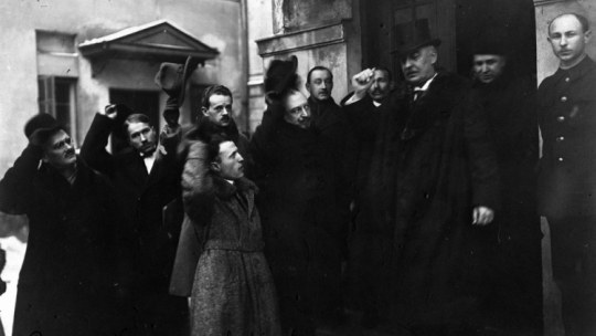 Prezydent RP Gabriel Narutowicz (3P) wychodzi z Sejmu po zaprzysiężeniu. Warszawa, 11.12.1922. Fot. PAP/CAF/Archiwum