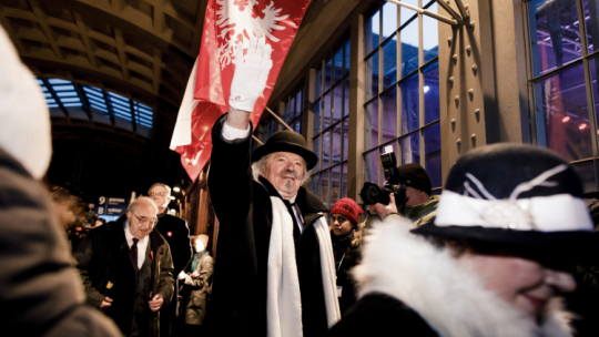 Wcielający się w rolę Paderewskiego poznański aktor Andrzej Lajborek (C) oraz dyrygent poznańskiego Chóru Nauczycieli im. I. J. Paderewskiego Ryszard Łuczak (L) podczas tradycyjnej inscenizacji przyjazdu Ignacego Jana Paderewskiego na dworzec kolejowy w Poznaniu. Fot. PAP/M. Zakrzewski