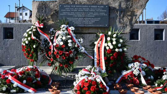 Pomnik Rodziny Ulmów w Sadzie Pamięci przy Muzeum Polaków Ratujących Żydów podczas II wojny światowej im. Rodziny Ulmów w Markowej. Fot. PAP/D. Delmanowicz