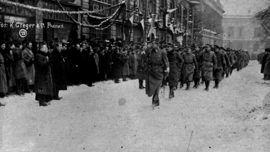 Uroczystość zaprzysiężenia wojsk powstańczych i wręczenie sztandaru 1 Dywizji Strzelców Wielkopolskich. Poznań, 26 stycznia 1919 r. Źródło: NAC