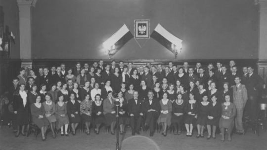 Chór im. Stanisława Wyspiańskiego z Szopienic z dyrygentem Janem Kaczmarczykiem przed mikrofonem Polskiego Radia w Katowicach. Lata międzywojenne. Fot. NAC