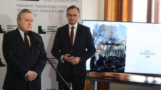 Łódź, 28.12.2022. Wicepremier, minister kultury i dziedzictwa narodowego Piotr Gliński (L) oraz rzecznik praw dziecka Mikołaj Pawlak (P) na konferencji prasowej w tymczasowej siedzibie Muzeum Dzieci Polskich – ofiar totalitaryzmu. Fot. PAP/R. Zawistowski