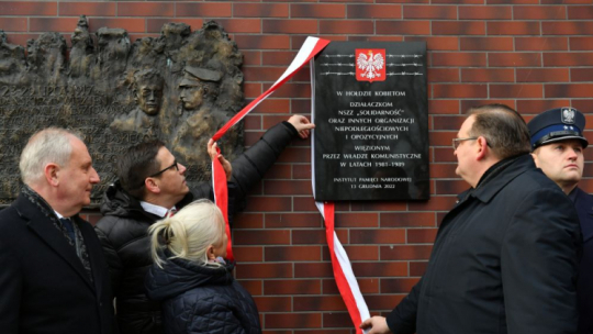  Gdańsk, 13.12.2022. Szef Urzędu do Spraw Kombatantów i Osób Represjonowanych J.J. Kasprzyk (2P), wojewoda pomorski D. Drelich (P), dyrektor Oddziału IPN w Gdańsku dr P. Warot (2L) oraz skazana na 10 lat więzienia w czasie stanu wojennego E. Kubasiewicz (L) uczestniczą w odsłonięciu przy bramie Aresztu Śledczego w Gdańsku tablicy dedykowanej bohaterkom opozycji demokratycznej w okresie „Solidarności” oraz innych organizacji niepodległościowych i opozycyjnych więzionym przez władze komunistyczne w latach 198