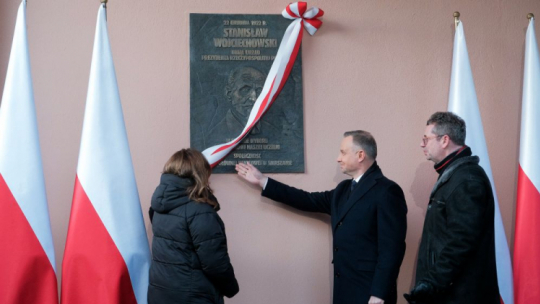 Warszawa, 19.12.2022. Prezydent RP Andrzej Duda (2P), wicemarszałek Sejmu Małgorzata Kidawa-Błońska (L) oraz rektor SGH Piotr Wachowiak (P) podczas uroczystości odsłonięcia tablicy upamiętniającej prezydenta Stanisława Wojciechowskiego w setną rocznicę jego wyboru na najwyższy urząd w państwie, przed budynkiem A Szkoły Głównej Handlowej w Warszawie. Fot. PAP/M. Marek 