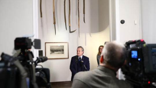 Wicepremier, minister kultury i dziedzictwa narodowego Piotr Gliński podczas otwarcia wystawy pt. "Powstanie Styczniowe. Droga do niepodległości" w Kordegardzie - Galerii Narodowego Centrum Kultury. Warszawa, 12.01.2023. Fot. PAP/R. Guz