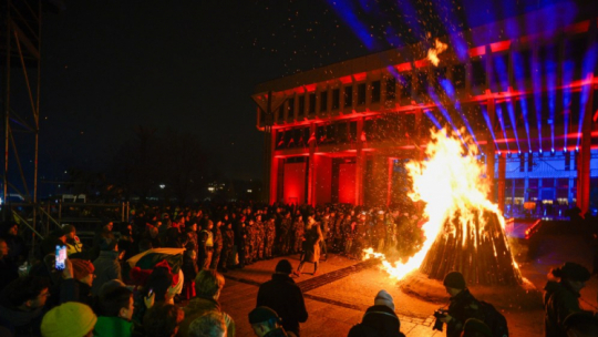 Uroczystość zapalenia ognia przed siedzibą litewskiego Sejmu. Wilno, 12.01.2023. Fot. PAP/V. Doveiko
