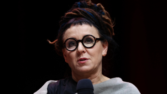 Kraków, 14.06.2022. Pisarka Olga Tokarczuk podczas spotkania z czytelnikami w Centrum Kongresowym ICE Kraków. Fot. PAP/Ł. Gągulski