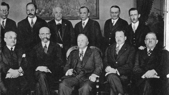 Prezydium BBWR z wizytą u marszałka Senatu Juliana Szymańskiego w 1929 r. Od lewej siedzą: Hipolit Gliwic, Walery Sławek, Julian Szymański, Marian Zyndram-Kościałkowski, Walery Roman; stoją: Henryk Loewenherz, Karol Polakiewicz, Jakub Bojko, Zdzisław Stroński, Zdzisław Lechnicki, Adam Piasecki. Źródło: Wikipedia Commons