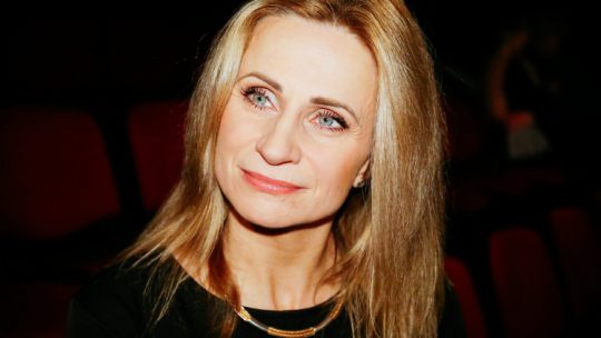 Reżyserka przedstawienia Anna Sroka-Hryń na próbie medialnej spektaklu "Z ręką na gardle. Piosenki z repertuaru Ewy Demarczyk" na Scenie w Baraku Teatru Współczesnego w Warszawie. Fot. PAP/A. Zawada