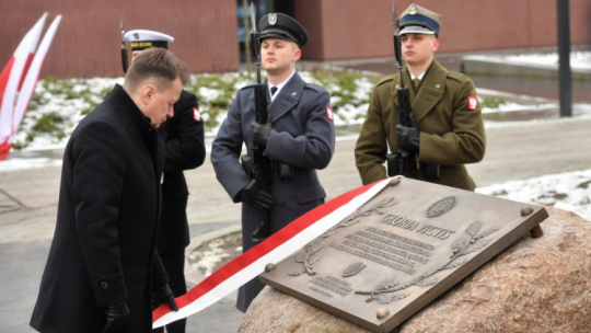 Wicepremier, minister obrony narodowej Mariusz Błaszczak (L) na odsłonięciu tablicy pamiątkowej poświęconej bohaterskim Powstańcom Styczniowym na Cytadeli Warszawskiej. Fot. PAP/R. Pietruszka