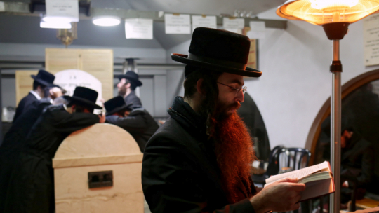 Lelów, 09.01.2022. Jorcajt chasydów w Lelowie. Fot. PAP/Z. Meissner