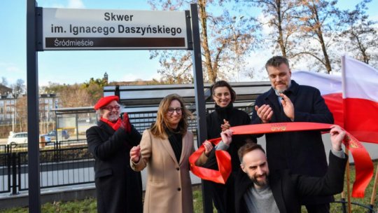 Od lewej: radny miasta Andrzej Stelmasiewicz, przewodnicząca rady miasta Agnieszka Owczarczak, zastępca prezydenta Gdańska Monika Chabior, radny dzielnicy Przymorze Małe Adam Szczepański oraz poseł Lewicy (Partia Razem) Adrian Zandberg podczas uroczystości odsłonięcia tablicy z nazwą skweru imienia Ignacego Daszyńskiego w Gdańsku. Fot. PAP/A. Warżawa