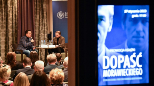 Autor książki Bogdan Rymanowski (L) i asystent prasowy IPN Oddział w Gdańsku Jan Hlebowicz (P) podczas promocji książki "Dopaść Morawieckiego. Życie doczesne i wieczne Kornela buntownika", organizowanej przez Instytut Pamięci Narodowej w Gdańsku. Fot. PAP/J. Dzban