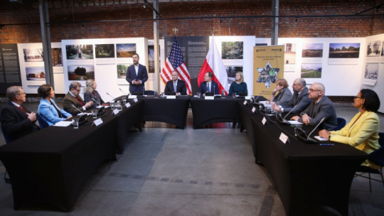 W centrum, od lewej: dyrektor Żydowskiego Muzeum Galicja Jakub Nowakowski, prawnik, mąż wiceprezydent Stanów Zjednoczonych Kamali Harris Douglas Emhoff, ambasador USA w Polsce Mark Brzezinski i konsul generalna USA w Krakowie Erin Nickerson podczas okrągłego stołu dot. antysemityzmu i tolerancji w Krakowie. Fot. PAP/Ł. Gągulski