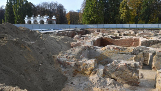 Odkryte fundamenty pałacu Saskiego na Placu Marszałka Józefa Piłsudskiego w Warszawie, pokazane podczas otwarcia wystawy „Okruchy przeszłości”. Warszawa, 18.10.2022. Fot. PAP/R. Pietruszka