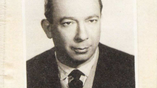 Stanisław Grzesiuk – fotografia w legitymacji Związku Literatów Polskich. Źródło: Wikimedia Commons