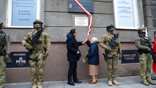 Dyrektor warszawskiego oddziału IPN dr Tomasz Łabuszewski (C-L) i córka Józefa Rybickiego ps. "Andrzej" - ostatniego dowódcy Kedywu Okręgu Warszawa Armii Krajowej, uczestnika Powstania Warszawskiego Hanna Rybicka (C-P) podczas odsłonięcia tablicy pamiątkowej w 80. rocznicę powołania Kierownictwa Dywersji "Kedyw" Armii Krajowej. Fot. PAP/R. Guz