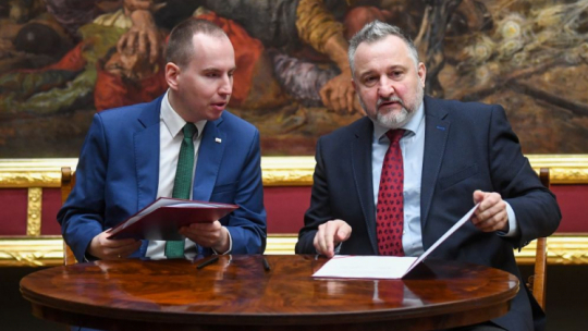 Warszawa, 16.01.2023. Sekretarz stanu w KPRM Adam Andruszkiewicz (L) oraz dyrektor stołecznego Muzeum Narodowego Łukasz Gaweł (P) podczas uroczystego podpisania porozumienia o współpracy w ramach projektu KRONIK@–Krajowe Repozytorium Obiektów Nauki i Kultury. Fot. PAP/A. Lange 