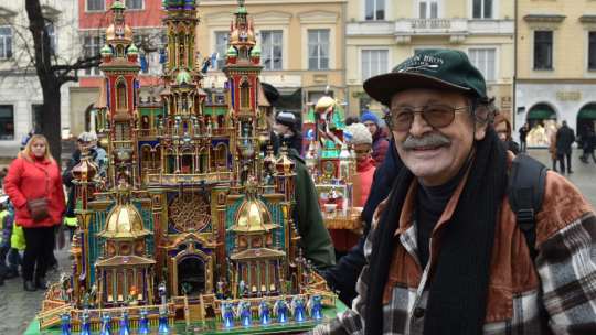 Kraków, 03.12.2015. Wielokrotny laureat konkursu Maciej Moszew ze swoją szopką. Fot. PAP/J. Bednarczyk