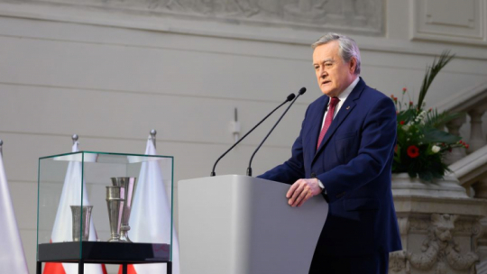 Poznań, 23.01.2023. Wicepremier Piotr Gliński podczas uroczystości przekazania kolekcji sreber Funduszu Obrony Narodowej do zasobów Muzeum Narodowego w Poznaniu. Fot. PAP/J. Kaczmarczyk 