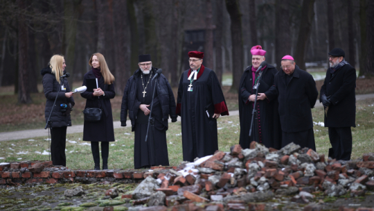 Arcybiskup Grzegorz Ryś (2P) i biskup pomocniczy bielsko-żywiecki Piotr Greger (3P) na terenie niemieckiego nazistowskiego obozu koncentracyjnego i zagłady Auschwitz-Birkenau w Oświęcimiu. Fot. PAP/Ł. Gągulski