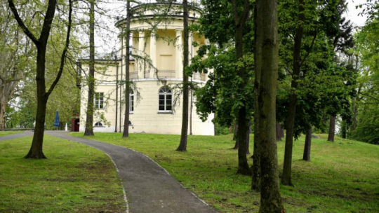 Zabytkowy pałac Dzieduszyckich w Zarzeczu. Fot. PAP/D. Delmanowicz