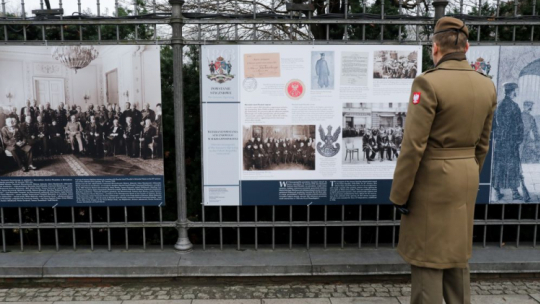 Warszawa, 17.01.2023. Otwarcie wystawy plenerowej pt. „Powstanie Styczniowe 1863 roku”. Wystawa przygotowana została przez Centralną Bibliotekę Wojskową oraz Muzeum Łazienki Królewskie. Fot. PAP/A. Zawada 
