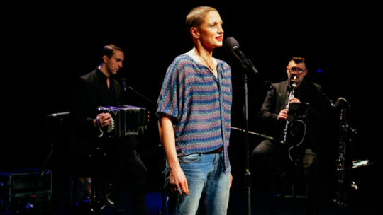 Warszawa, 10.01.2023. Wokalistka Natalia Sikora (C) podczas próby medialnej koncertu „Czarne Anioły” w Teatrze Polonia w Warszawie. Fot. PAP/A. Zawada