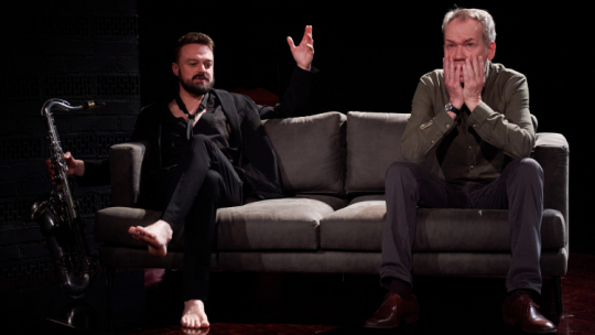 Aktorzy Michał Jaros (L) i Mirosław Baka (P) podczas próby dla mediów spektaklu "Punkt Zero" Radosława Paczochy w reżyserii Adama Orzechowskiego. Fot. PAP/A. Warżawa