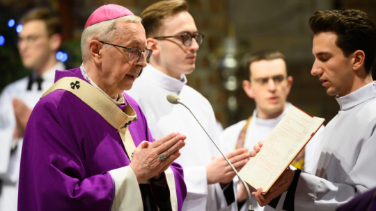 Metropolita Poznański, przewodniczący Konferencji Episkopatu Polski abp Stanisław Gądecki (C-L) podczas archidiecezjalnej mszy świętej żałobnej, sprawowanej w intencji śp. papieża-seniora Benedykta XVI. Fot. PAP/J. Kaczmarczyk