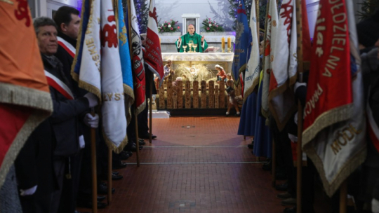 Biskup pomocniczy białostocki Henryk Ciereszko (C) przewodniczy mszy świętej w 34. rocznicę śmierci ks. Stanisława Suchowolca w kościele pw. Niepokalanego Serca Maryi w Białymstoku. Fot. PAP/A. Reszko