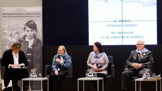 Maria Horl (2L), Stefania Wernik (2P) i Grzegorz Tomaszewski (P) oraz tłumaczka Katarzyna Spiechlanin (L) podczas spotkania na terenie b. niemieckiego obozu Auschwitz. 26.01.2023. Fot. PAP/Z. Meissner
