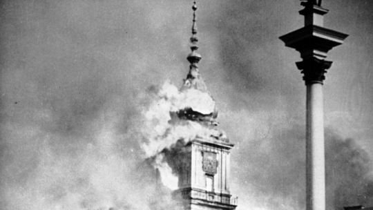 Płonie Zamek Królewski w Warszawie, zbombardowany przez Niemców we wrześniu 1939 r. Fot. PAP/CAF