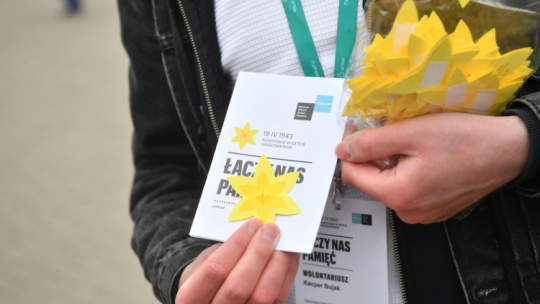 Wolontariusz podczas akcji społeczno-edukacyjnej „Żonkile”. Fot. PAP/R. Pietruszka 