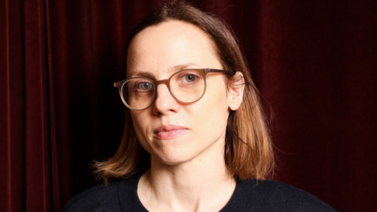 Warszawa, 15.02.2023. Julia Kijowska podczas wywiadu dla Polskiej Agencji Prasowej w Teatrze Ateneum w Warszawie. Fot. PAP/A. Zawada
