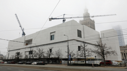 Warszawa, 15.02.2023. Budowa nowej siedziby Muzeum Sztuki Nowoczesnej, w bezpośrednim sąsiedztwie Pałacu Kultury i Nauki. Fot. PAP/P. Supernak